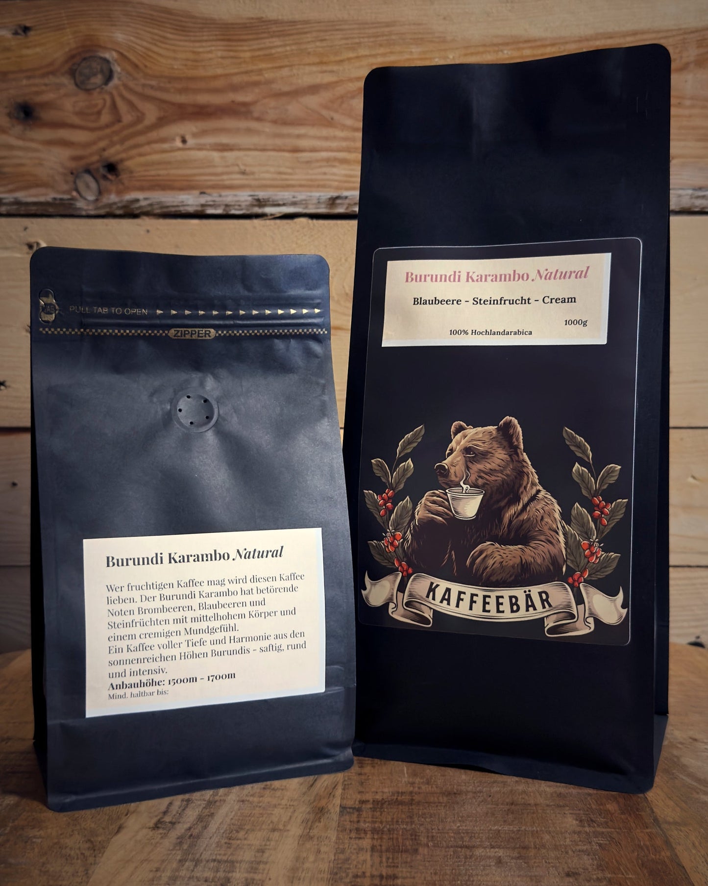Die Kaffeeröstung Burundi Muyinga im 500g und 1000g Beutel mit Sicht auf das Etikett.
