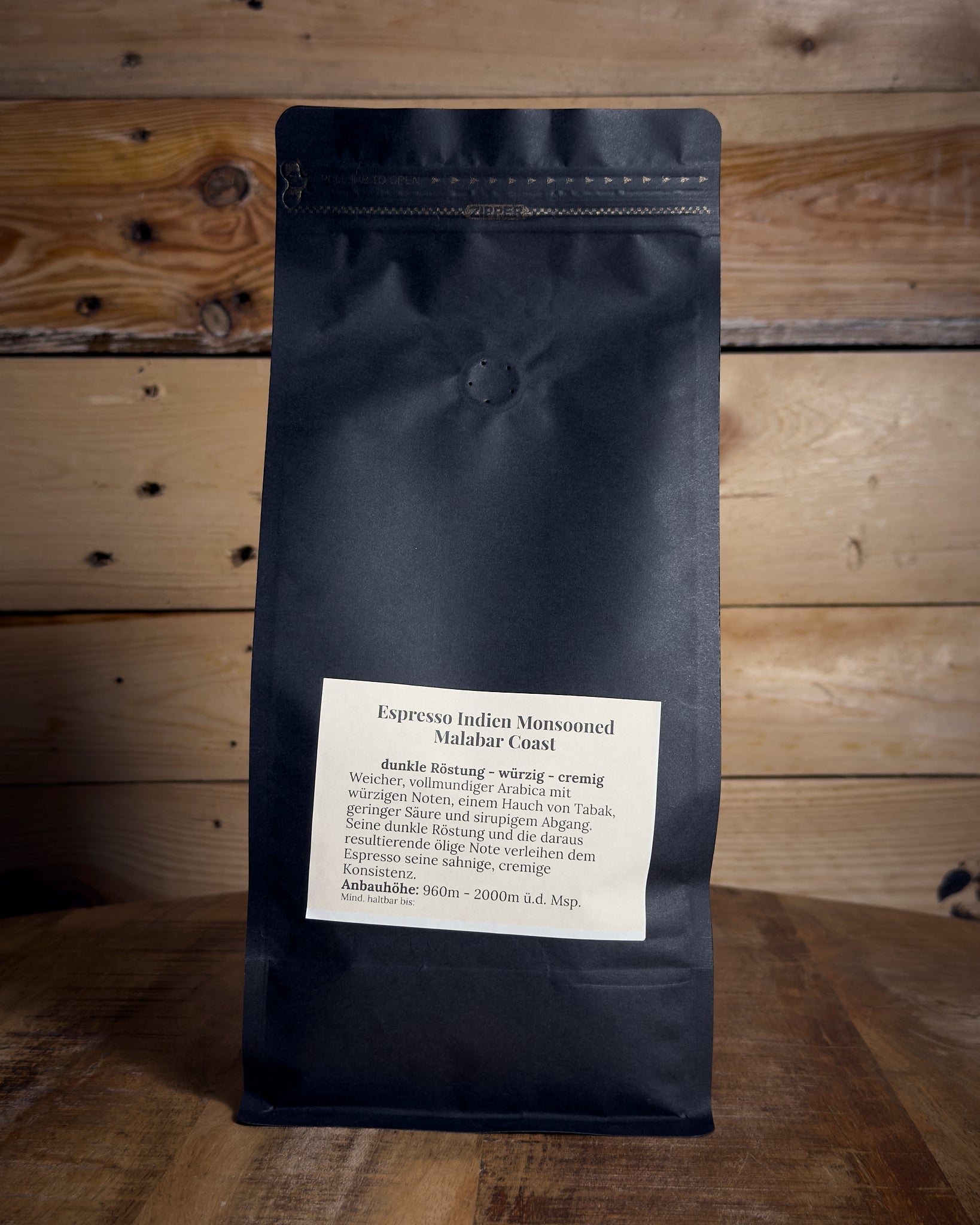 Rückseite der 1000g Packung Espresso Indien Malabar von KaffeeBär mit Etikett-Details.