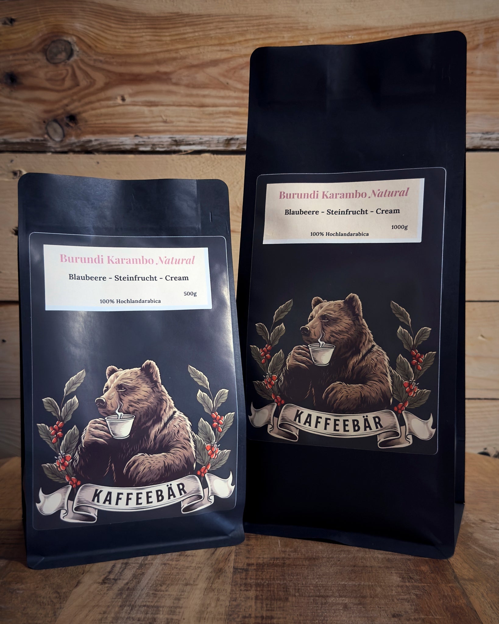 Größenvergleich: Burundi Muyinga von KaffeeBär als 500g und 1000g Packung, Vorderansicht.