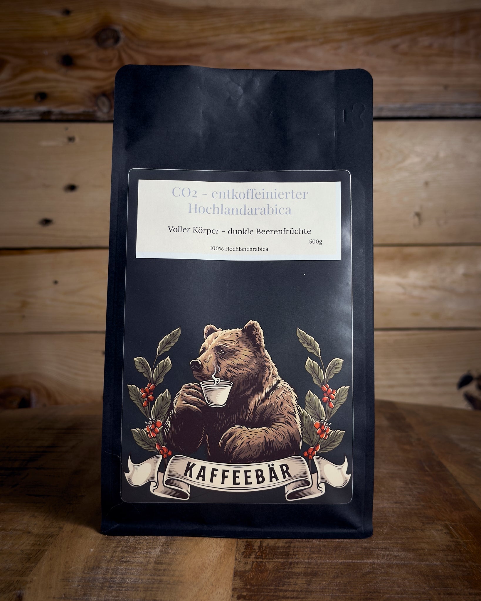 Handgerösteter Kaffee Kolumbien Huila Entkoffeiniert in der 500g Packung von KaffeeBär, Vorderansicht.