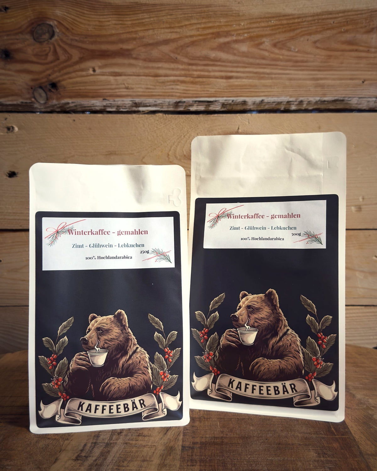 Winterkaffee - Gemahlener Gewürzkaffee — 250g & 500g Größenvergleich Vorderansicht, KaffeeBär Rösterei